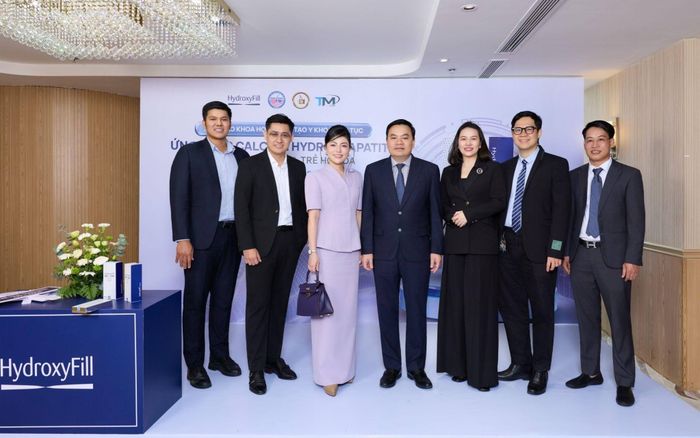 Bác sĩ Nguyễn Phương Thảo báo cáo giải pháp bứt phá trong điều trị sẹo rỗ và rạn da bằng CaHA và công nghệ cao