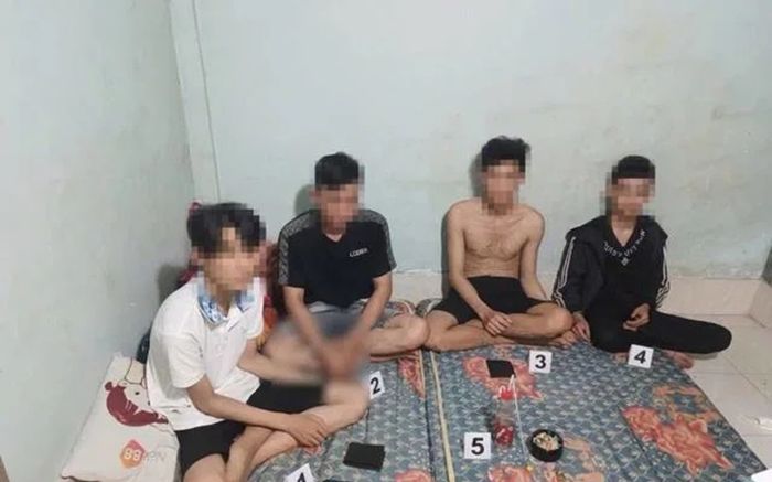 Công an kiểm tra ngôi nhà, 4 thanh niên đang có hành vi đáng xấu hổ không kịp trở tay