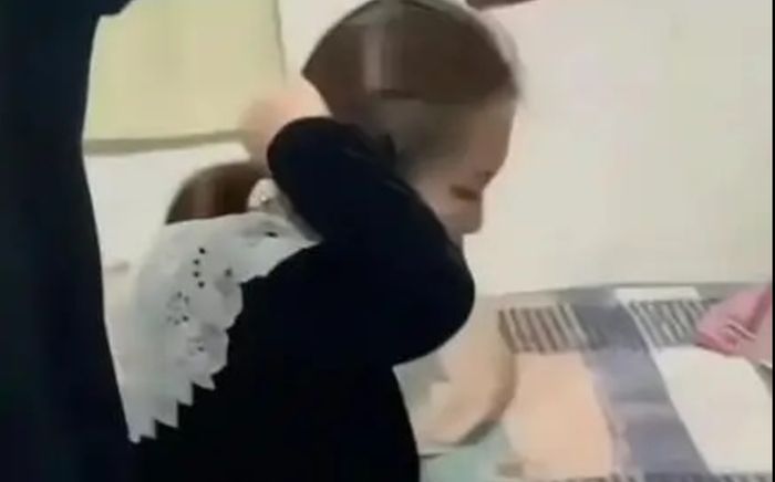 Người chồng tìm đến nhà hàng xóm lúc nửa đêm, bắt gặp vợ trong tình huống khó xử