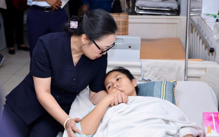Thứ trưởng Nguyễn Thị Quyên Thanh thăm hỏi cô giáo mầm non lao ra cứu bé trai 2 tuổi, bị xe tải cán qua 2 chân