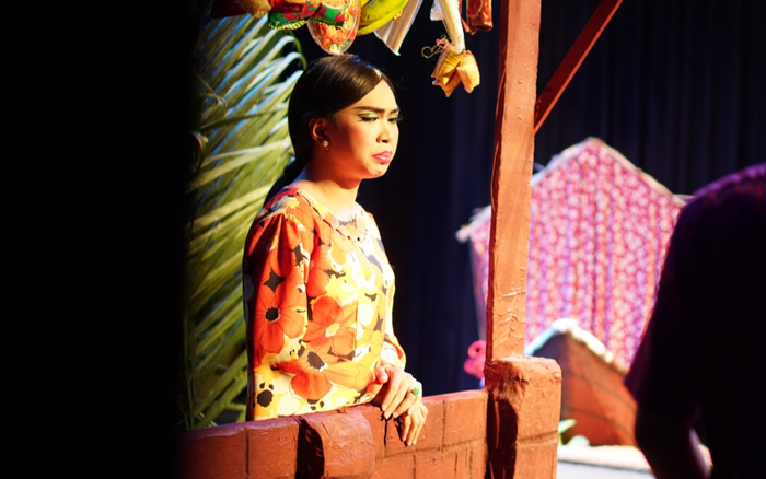 Minh Dự khiến khán giả cười ngất rồi lại rơi nước mắt nghẹn ngào với vai má Huệ trong vở chính kịch 'Ngược gió'