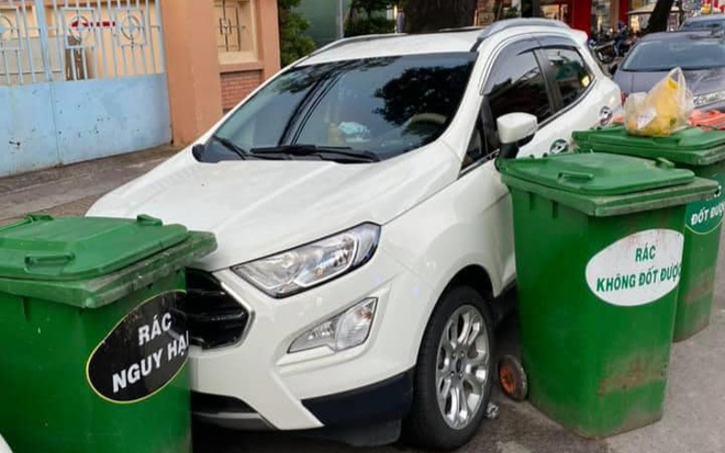 Đậu ô tô trước cổng trường học gây khó chịu, chủ xe 'toát mồ hôi' khi chứng kiến cảnh tượng sau đó