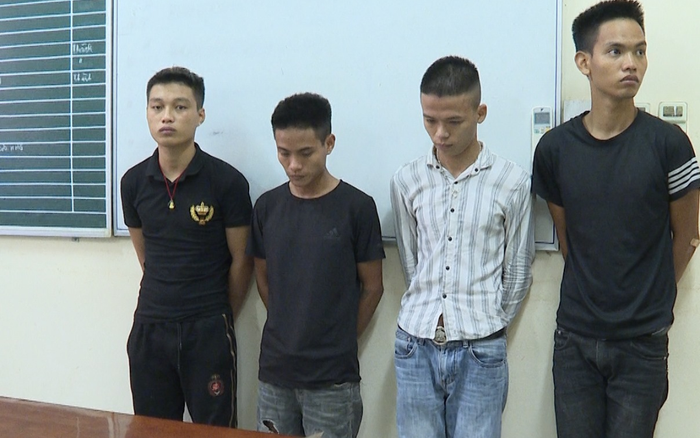 Cầm dao bầu, tuýp sắt đi bắt ép nhóm cô gái làm nhân viên phục vụ quán karaoke