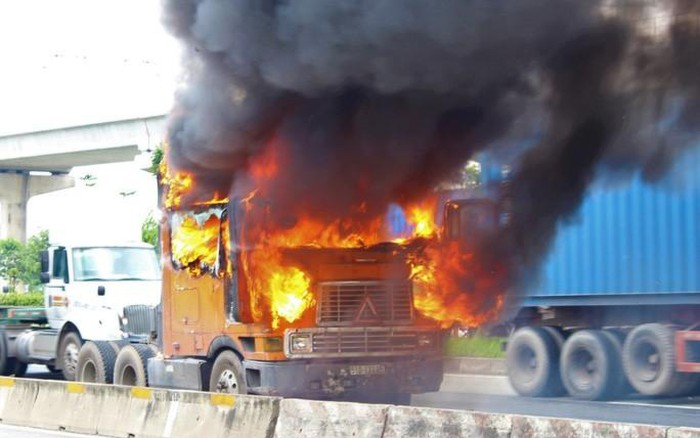 Xe container bất ngờ bốc cháy ngùn ngùn trên xa lộ Hà Nội