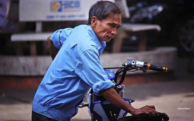 Để áo mưa 'rũ rượi' trên yên xe, chàng trai vô cùng bất ngờ trước hành động dễ thương của bác bảo vệ