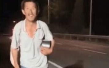 Không thể lên xe buýt vì không có smartphone, cụ ông đi bộ 950 km về thăm gia đình