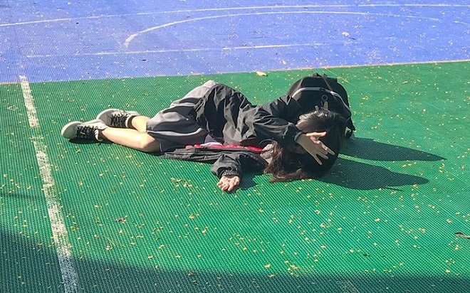 'Hot trend’ mùa thi năm 2020: Nằm 'vật vã' giữa sân trường sau khi biết đề thi và điểm kiểm tra