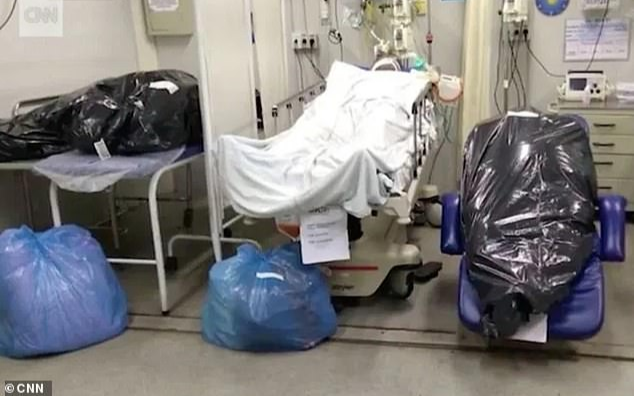 Túi đựng thi thể người chết vì COVID-19 đặt cạnh bệnh nhân trong phòng điều trị