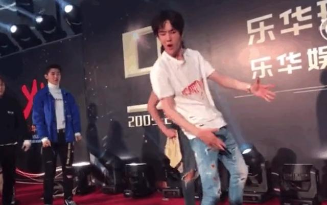 Mặc chiếc quần có chữ viết bất nhã, Vương Nhất Bác trở thành tiêu điểm chỉ trích của dư luận xứ Trung