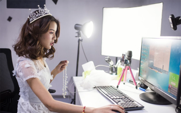 Ghé thăm 'nhà máy' livestream lớn nhất Trung Quốc với hàng trăm ngôi sao Internet