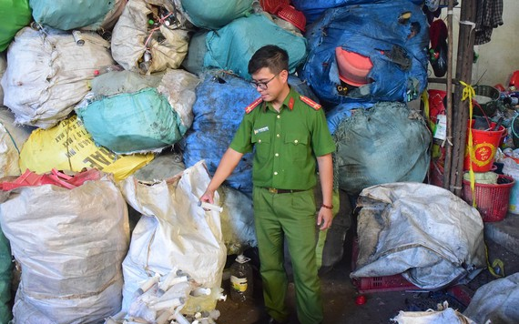 Phát hiện 9 bao tải đựng kim tiêm, ống nghiệm còn dính máu tại một cơ sở phế liệu ở Đồng Nai