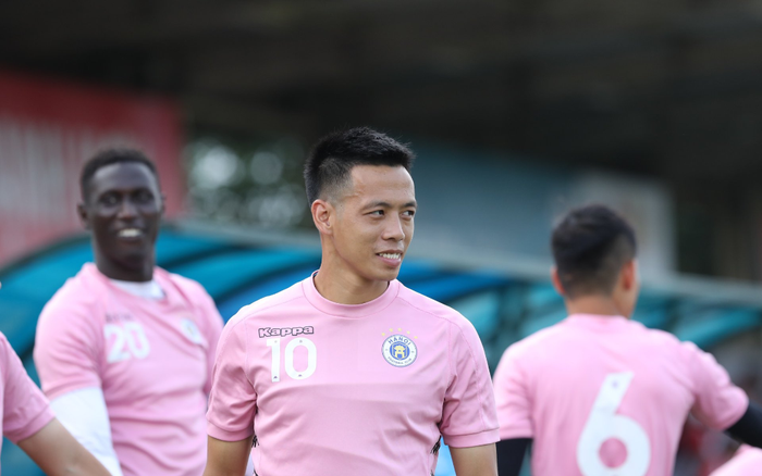 Văn Quyết được ban tổ chức AFC Cup vinh danh