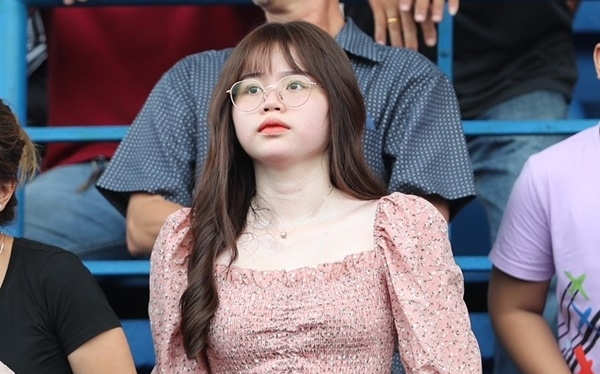 Tiếp tục bị chê bai nhan sắc, bạn gái Quang Hải liền có cách đáp trả khiến anti-fan chỉ biết nín thinh