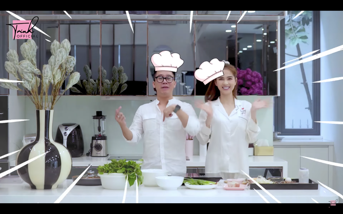 Ngọc Trinh ăn mặc lồng lộn để thực hiện thử thách đổ bánh xèo và cái kết