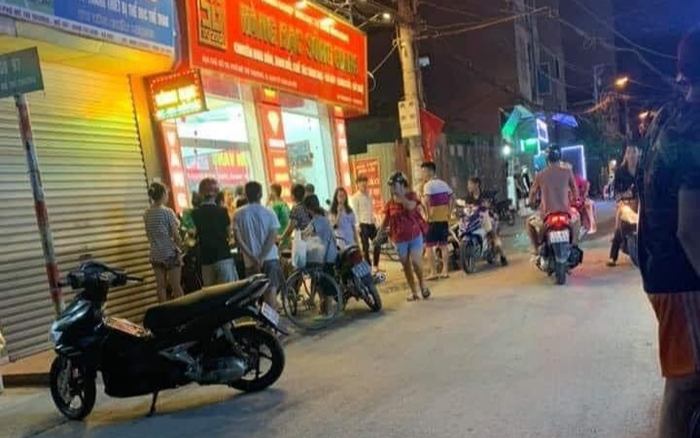 Truy bắt tên cướp mặc áo sơ mi trắng vờ mua rồi cướp tiệm vàng ở Hà Nội