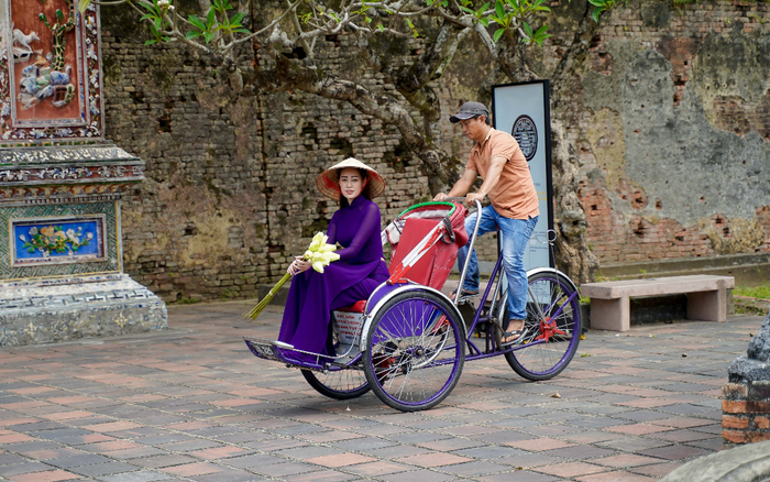 Hoa hậu Khánh Vân diện áo dài tím Huế khiến fan ngả nghiêng vì quá đẹp
