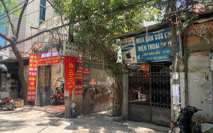 Giây phút truy đuổi bất thành kẻ mặc áo sơ mi cướp tiệm vàng, đâm trọng thương nam thanh niên