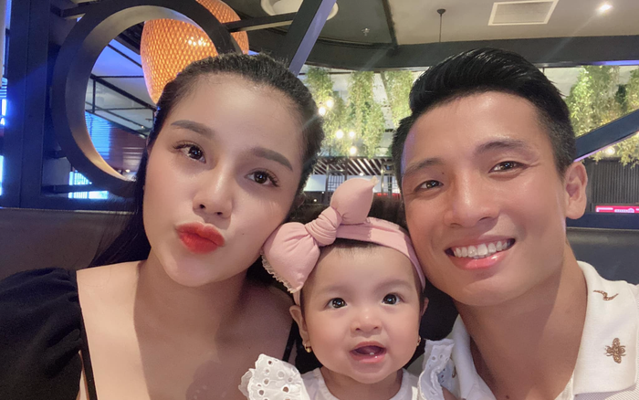 Vợ Bùi Tiến Dũng khoe quà khủng chồng tặng kỉ niệm một năm đính hôn