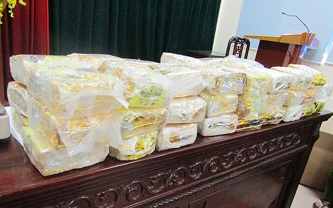 Ông trùm bỏ chạy khiến ô tô lật, 50kg ma túy văng ra đường