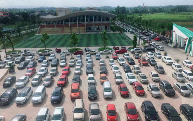 Hàng trăm ô tô đỗ kín cả sân trường trong buổi họp phụ huynh học sinh tại Thái Nguyên