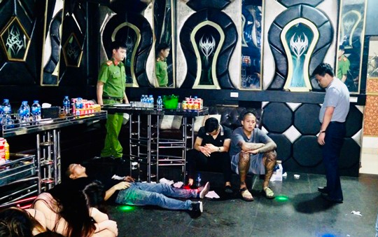 99 'nam thanh nữ tú' bị bắt quả tang sử dụng ma túy trong phòng karaoke lúc rạng sáng