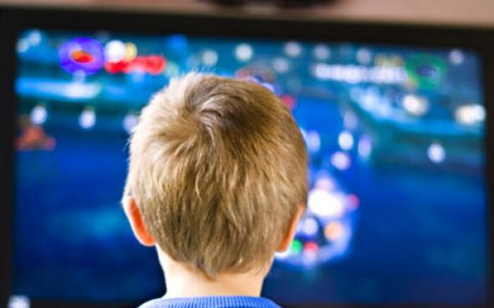 Hỏi xoáy đáp xoay: Ngồi gần màn hình TV có bị 'hỏng mắt' không?