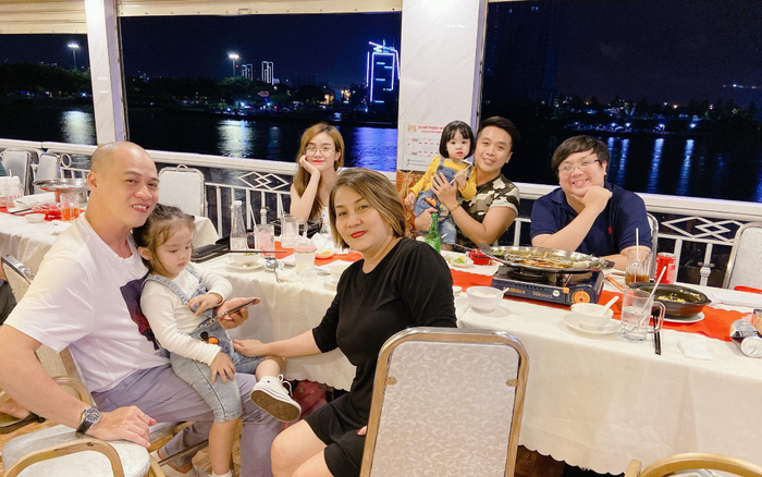 Vợ Hoài Lâm vui vẻ đi ăn cùng gia đình sau khi tuyên bố li hôn