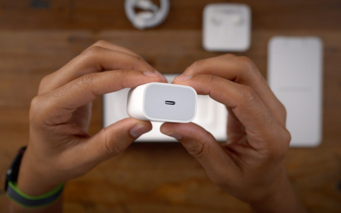 Những người đang đợi iPhone 12 sẽ thất vọng với sự keo kiệt’ của Apple