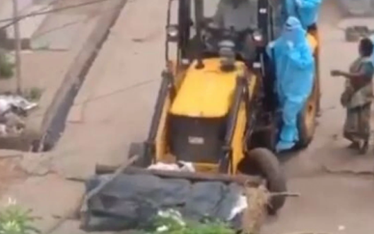 Dùng máy xúc vận chuyển thi thể người mắc COVID-19 thổi bùng phẫn nộ