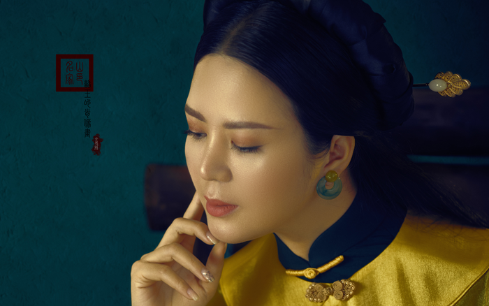 Đinh Hiền Anh hóa thân thành quý cô đương đại với áo dài