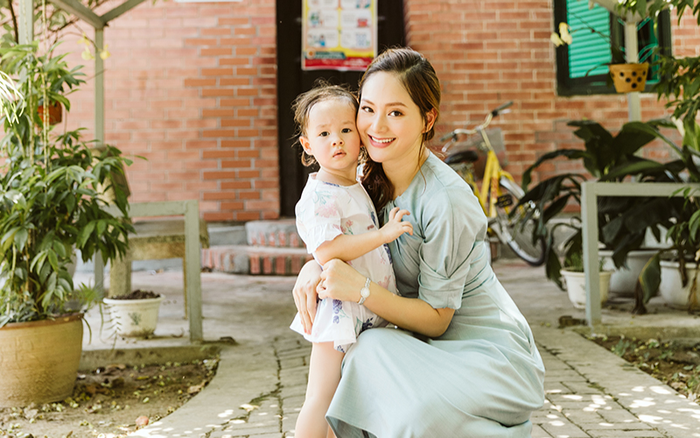 Lan Phương xúc động khi cùng con gái đến thăm trẻ mồ côi tại làng SOS