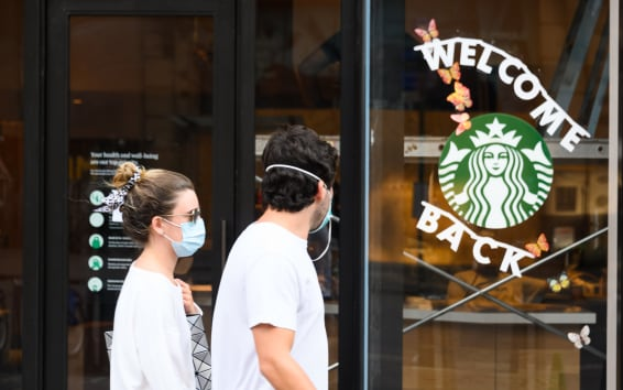 Phản đối Facebook, tới lượt Starbucks dừng quảng cáo trên mạng xã hội