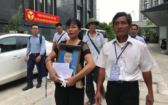 Người thân mang di ảnh nam sinh chạy grab bị sát hại dã man ở Hà Nội: Bao ngày qua gia đình tôi chưa một ngày nguôi ngoai nỗi đau’