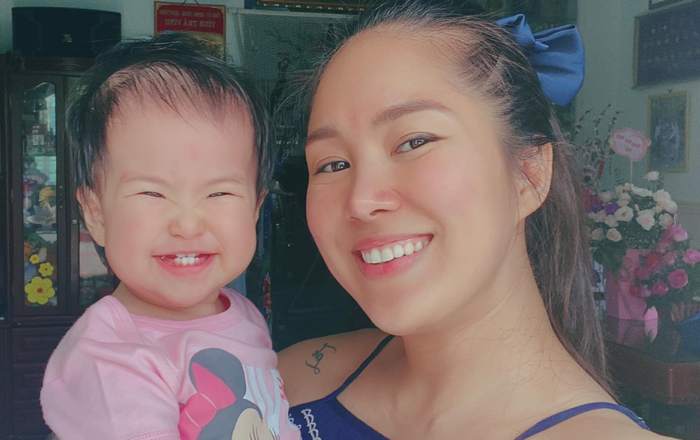 Con gái Lê Phương đốn tim cư dân mạng với điệu cười tít mắt không thấy mặt trời