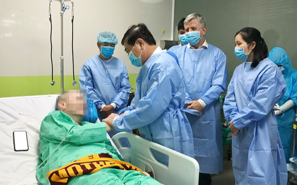 Nam phi công người Anh đã hồi phục vận động hoàn toàn, tập đi được nhiều bước