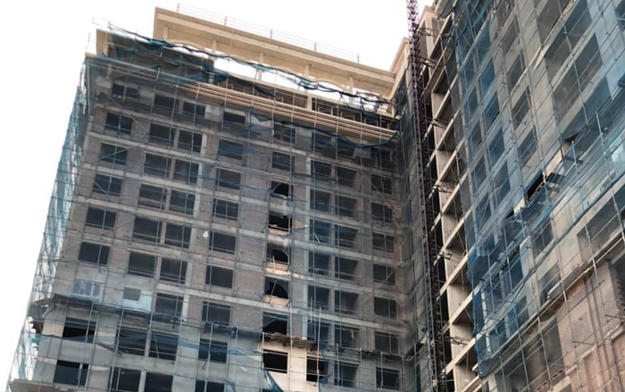 Bật giàn giáo công trình, hai công nhân rơi từ tầng 14 xuống đất