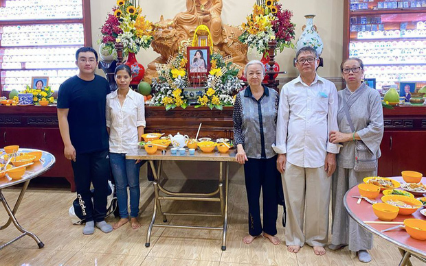 Bố mẹ Phùng Ngọc Huy làm lễ cúng 100 ngày Mai Phương, fan xót xa tưởng nhớ!