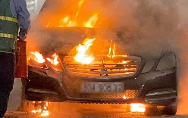 Ô tô Mercedes bất ngờ bốc cháy trơ khung trên cao tốc Hạ Long- Hải Phòng