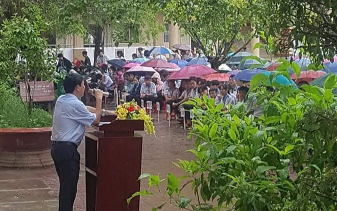 Hình ảnh thầy hiệu trưởng đứng giữa mưa phát biểu trong tiết chào cờ cuối cùng khiến bao học sinh xúc động