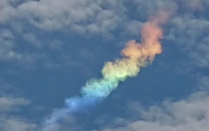 Mây cầu vồng hiếm gặp xuất hiện trên bầu trời