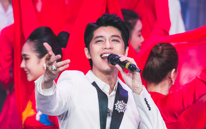 Noo Phước Thịnh được trao kỷ niệm chương khi biểu diễn trong chương trình tôn vinh những đóng góp phòng chống Covid-19