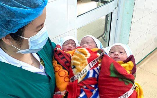 Phẫu thuật lấy thai cấp cứu cho sản phụ sinh 3 cùng trứng hiếm gặp ở tuần thứ 34