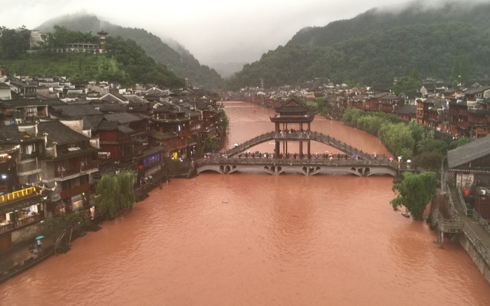 Phượng Hoàng cổ trấn gần đập Tam Hiệp chìm trong biển lũ