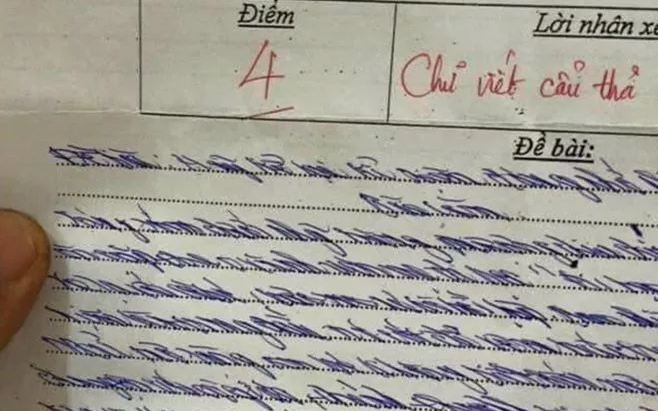 Chữ viết lạ của nam sinh không một ai đọc được, đến khi nhìn số điểm ai cũng phục lăn giáo viên