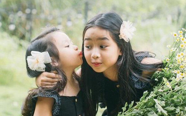 2 công chúa nhà Lưu Hương Giang - Hồ Hoài Anh khiến dân tình mê mẩn khi mặc đồ đôi đáng yêu