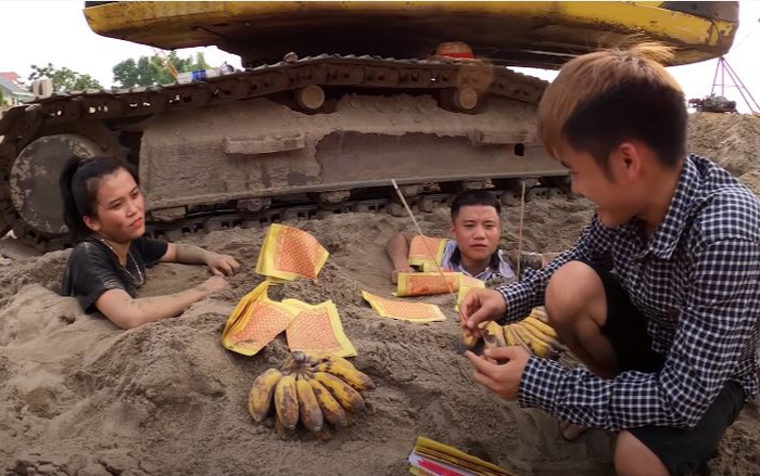 Con trai bà Tân Vlog bị 'chỉ trích' khi làm clip thắp nhang cúng vái... hai em của mình