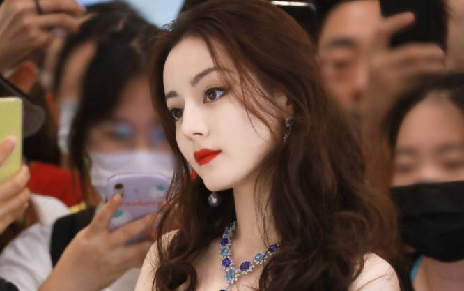 Fan cuồng cầu hôn Địch Lệ Nhiệt Ba vẫn tiếp tục đeo bám thần tượng tại sự kiện mới