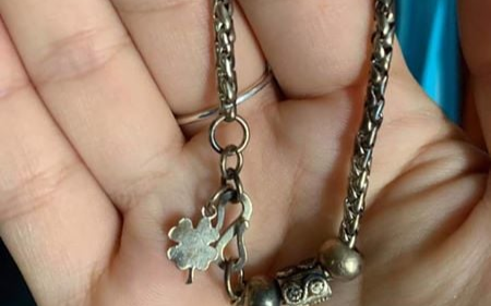 Bé gái 3 tuổi nuốt vòng bạc trang sức trong lúc ngủ trưa