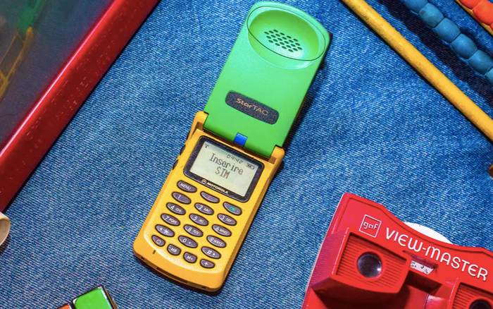 Cận cảnh chiếc điện thoại nắp gập đầu tiên trên thế giới, nhiều chi tiết có thể khiến bạn bật cười