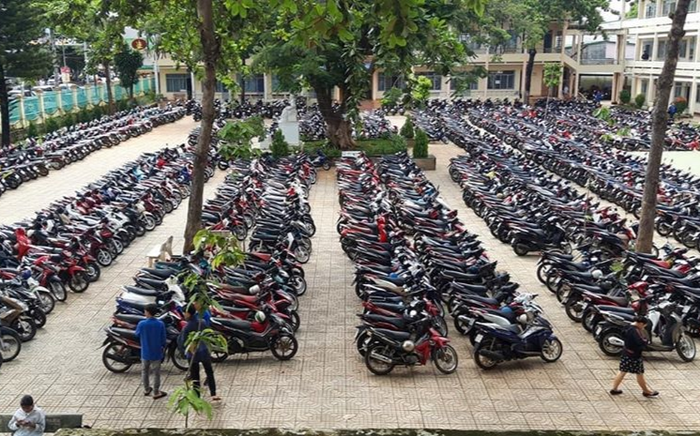 Hàng trăm xe máy xếp gọn đều tăm tắp, cư dân mạng tấm tắc khen 'nhìn thật sướng mắt'